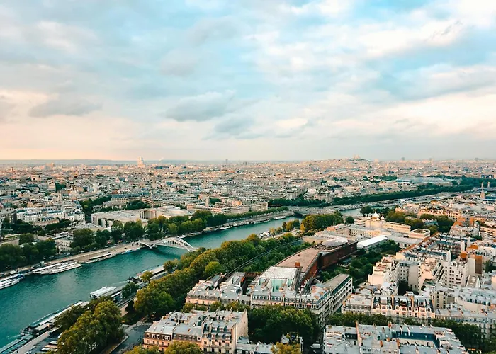 Cozy In The Bastille Neighborhood Apartment